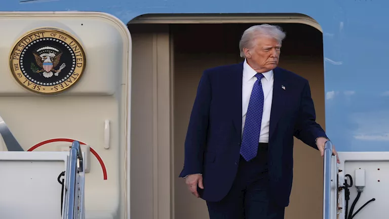 مشهد محرج.. موظف يفتح باب حمام طائرة ليفاجأ بترامب “فيديو”