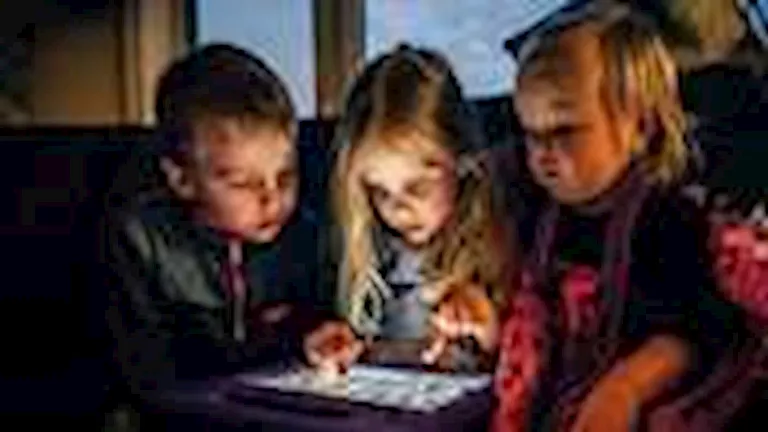 دون 16 عاما.. دولة تطبق رسميا حظر السوشيال ميديا على الأطفال