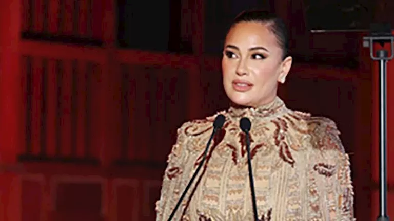 هند صبري تحتفل بجائزة عمر الشريف في مهرجان البحر الأحمر