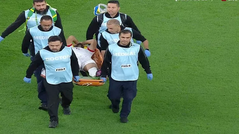 “خرج محمولا على نقالة”.. إصابة هدف الأهلي في مباراة الأردن والعراق