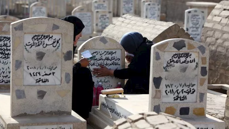 ما حكم زيارة المرأة الحائض للمقابر والمشاركة في الغسل والدفن؟.. أمين ا