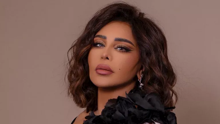 “فستان لامع ومكياج ترابي”.. معلومات عن إطلالة أحلام