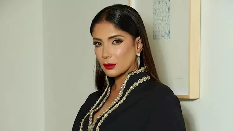 الأبيض يليق بها.. 7 صور ومعلومات عن إطلالة منى زكي