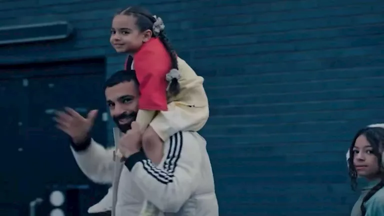 10 صور لظهور محمد صلاح في إعلان مع بناته قبل أمم أفريقيا