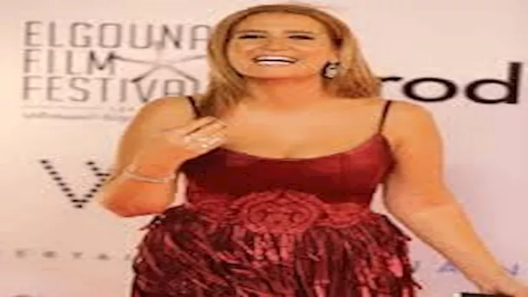 هنا شيحة بإطلالة جريئة.. لماذا اختارت اللون الأحمر؟