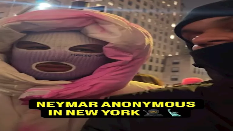 بقناعٍ للتخفي.. نيمار يتجول في شوارع نيويورك
