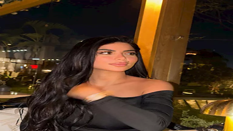 كارولين عزمي تخطف الأنظار بإطلالات أنيقة وجريئة عبر إنستجرام