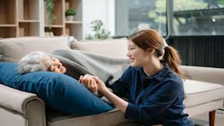 امرأة تبحث عن “ابنة جديدة” مقابل راتب وممتلكات