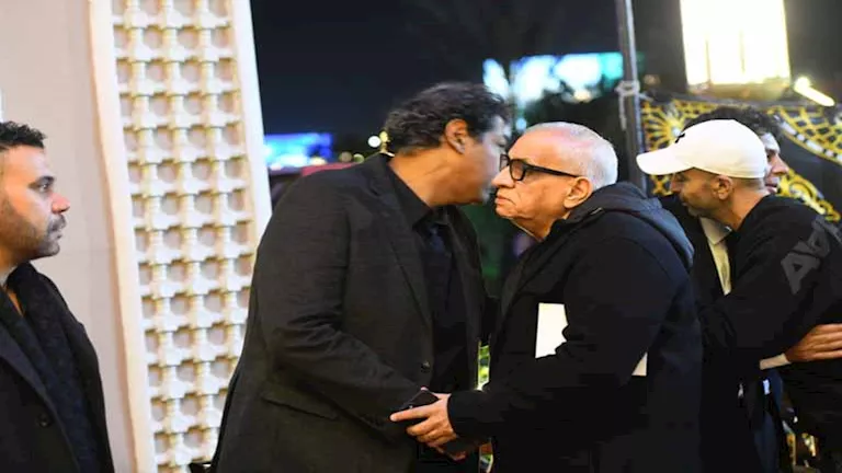 أحمد السبكي يصل عزاء شقيقة عادل إمام في مسجد الشرطة