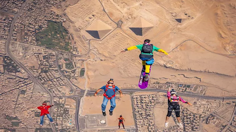 مشهد تخطف الأنفاس.. مغامرة لا تنسى فوق أهرامات الجيزة “10صور”