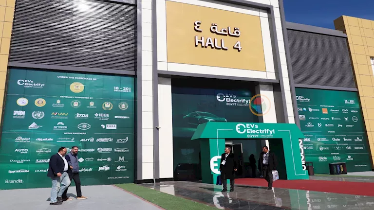 نيسان مصر: لا تحكم على السيارة الكهربائية قبل قيادتها على الطريق