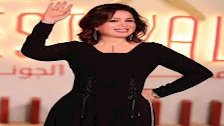 “سحر وجاذبية”.. إلهام شاهين تتألق بالأسود في أحدث إطلالتها