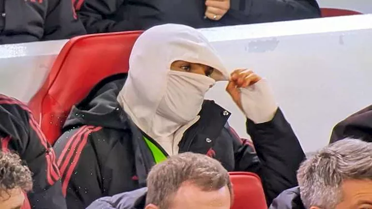 “حملت الفريق لسنوات”.. أسطورة اليونايتد والريال ينتقد تصريحات صلاح