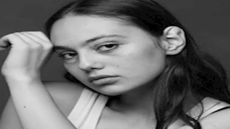 فستان غريب من الحديد.. 10 صور لـ هناء منصور في افتتاح مهرجان البحر الأ