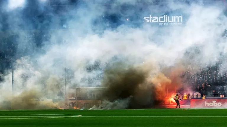 قنبلة وألعاب نارية تتسبب في هروب اللاعبين من المباراة.. ماذا حدث؟