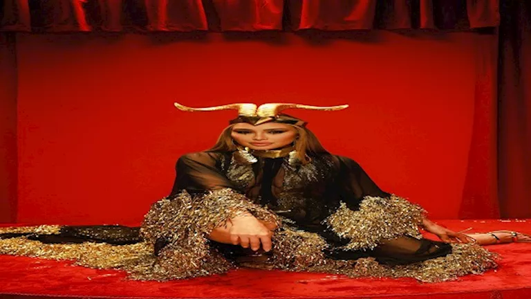 تاج برأس كبش وفستان غير تقليدي.. أغرب إطلالات النجمات والمشاهير خلال ع