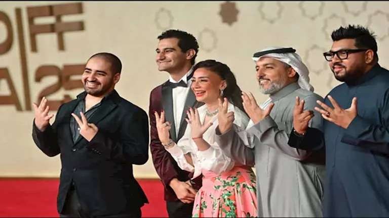 5 صور لفريق “سبع قمم” على السجادة الحمراء بمهرجان البحر الأحمر