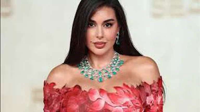 “فستان ذهبي ومكياج نيود”.. إطلالة ساحرة لـ ياسمين صبري