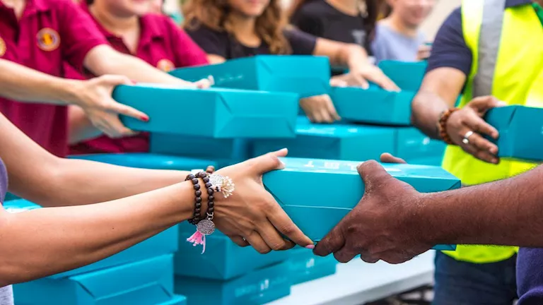 هل يجوز إعطاء المتطوعين بالجمعيات الخيرية وجبات غذائية من أموال الصدقا