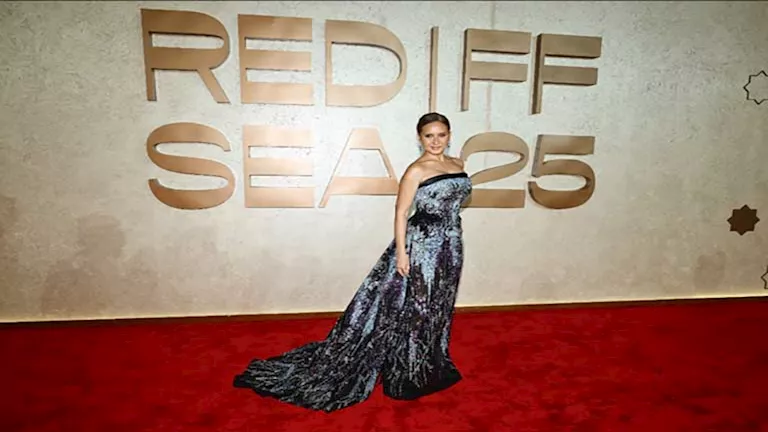 نيللي كريم تحضر عرض فيلمها القصص بمهرجان البحر الأحمر السينمائي