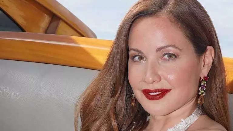 ريا أبي راشد تتألق بفستان ملكي في ختام مهرجان البحر الأحمر السينمائي