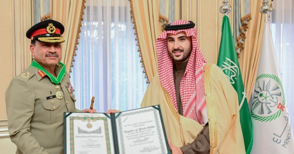 السعودية تمنح قائد جيش باكستان وسام الملك عبد العزيز