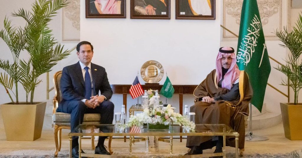 وزيرا خارجية السعودية وأمريكا يبحثان التطورات في المنطقة