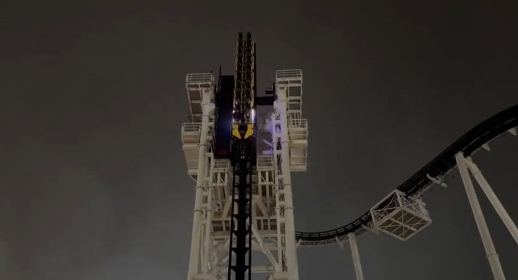 تكساس.. راكبان يعلقان على ارتفاع شاهق لمدة ساعة بعد تعطل لعبة أفعوانية (فيديو)