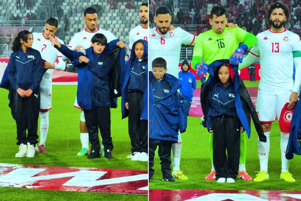 شاهد.. لاعبو تونس ينزعون ستراتهم لحماية الأطفال قبل مباراة أوغندا