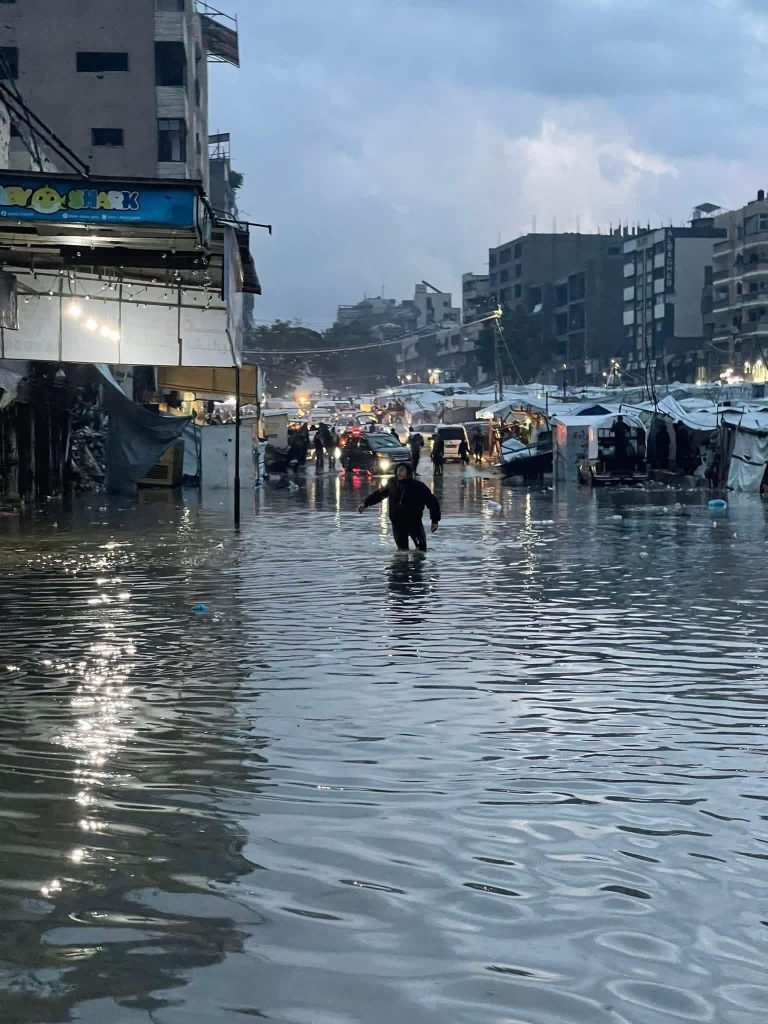 أمطار غزيرة تُغرق حيّ الرمال وسط مدينة غزة – النيل 24