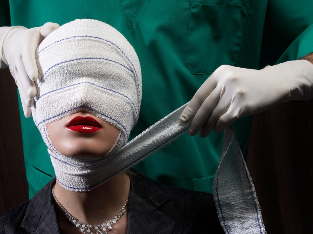 طبيبة تجميل مزيفة في مصر توقع بمشاهير التواصل الاجتماعي