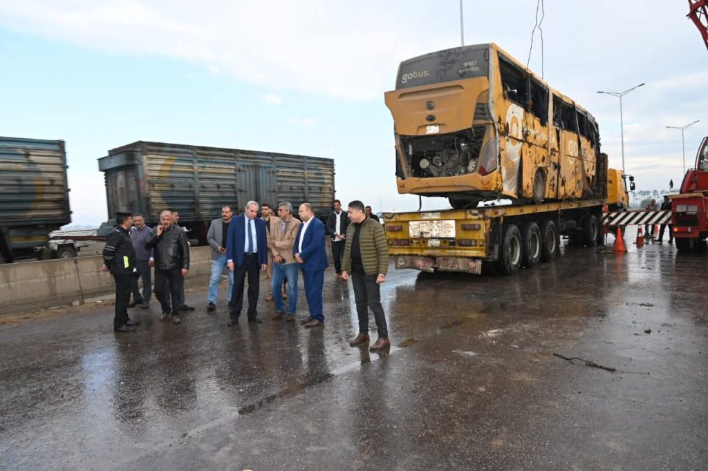 مصرع شخص وإصابة 3 آخرين في انقلاب أتوبيس رحلات بطريق دفرة–كفر الزيات بالغربية بسبب الأمطار