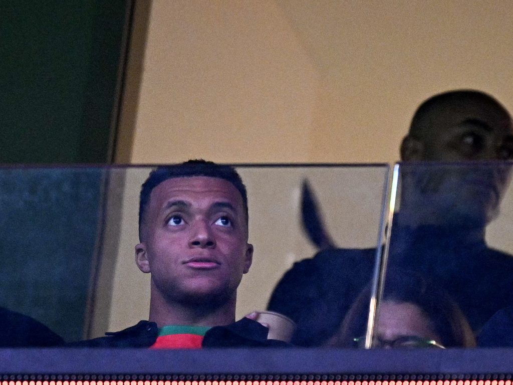 شاهد.. مبابي يحضر مباراة المغرب ضد مالي مرتديا قميص حكيمي