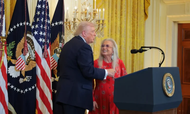 ترامب يبحث عن ثغرة قانونية لولاية رئاسية ثالثة… وتحقيق من “نيوزويك” يكشف دور محاميه