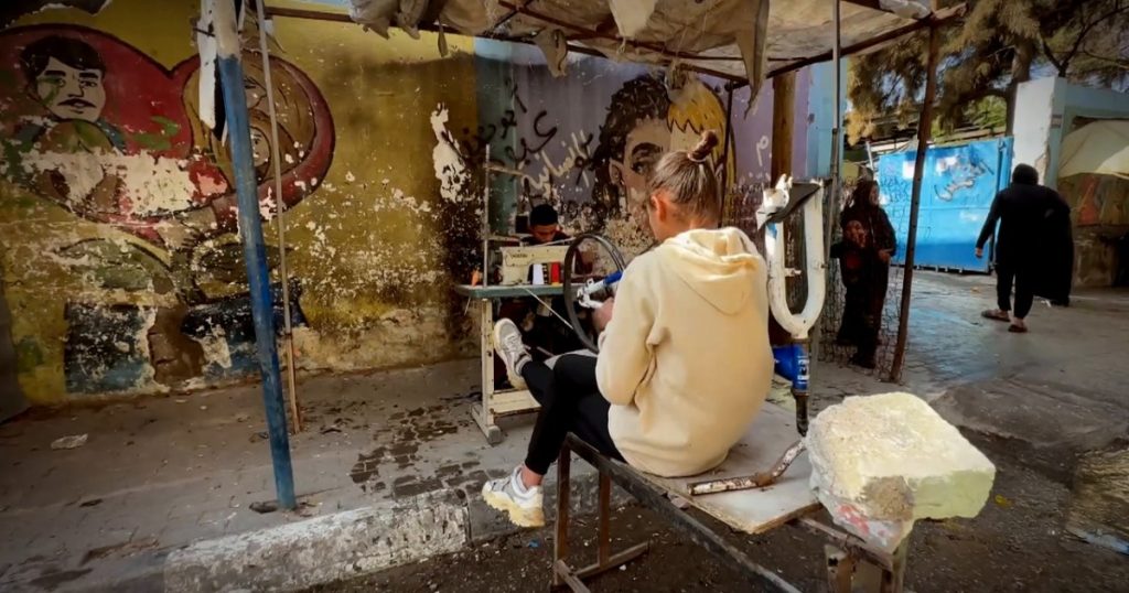 دراجة هوائية تتحول إلى محرّك لماكينة خياطة في غزة