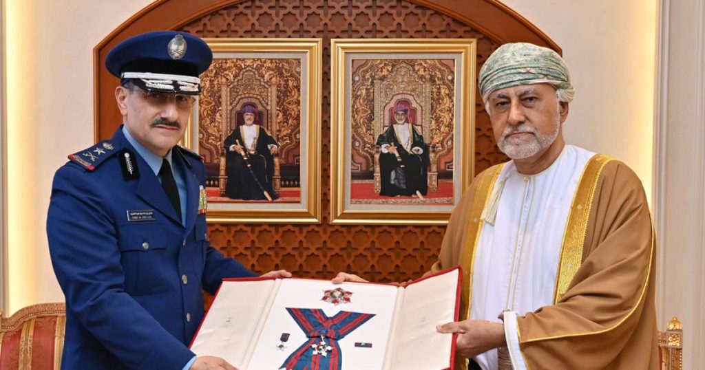 سلطان عُمان يمنح وساماً عسكرياً لقائد القوات الجوية السعودية