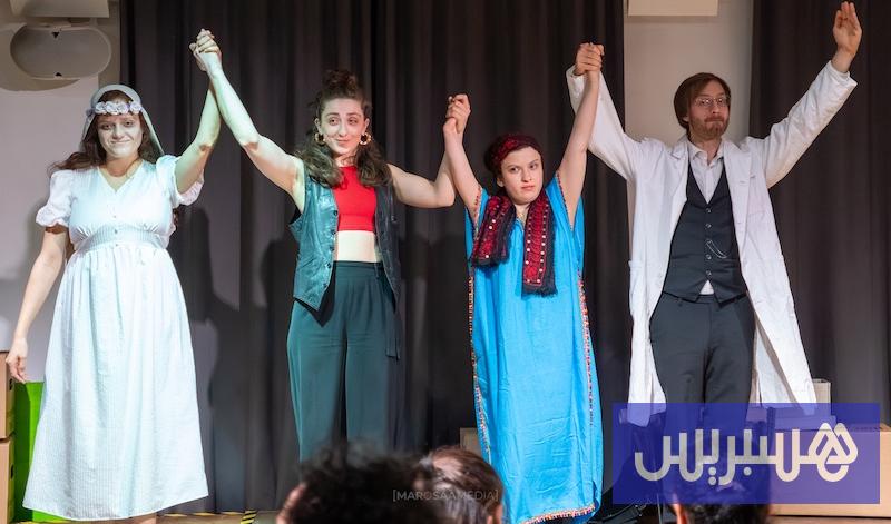 مسرحية “لكلّ قبره” لمحمد نبيل .. طقوس الدفن تتحول إلى صراع الهوية