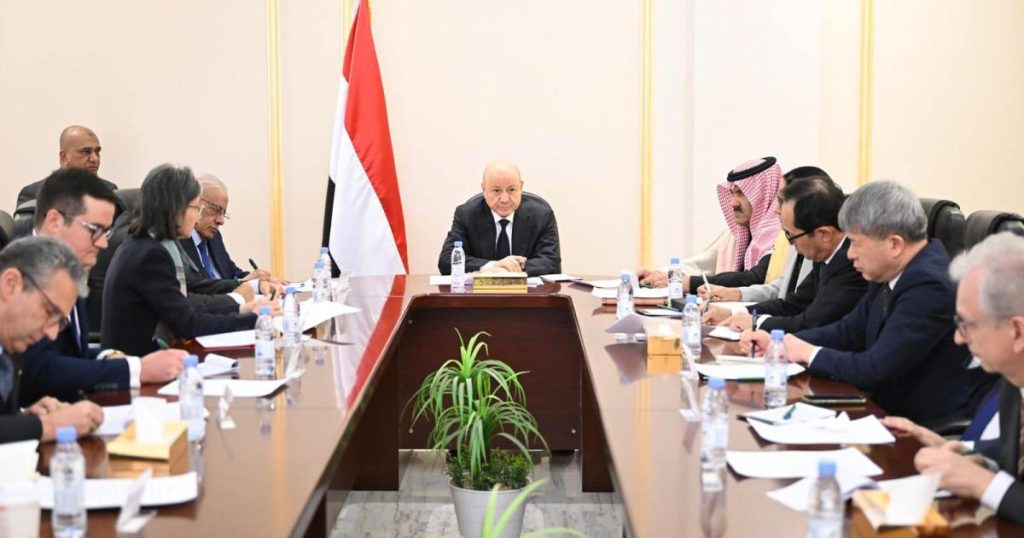 العليمي يستغرب موقف الإمارات من توحيد القرار في اليمن