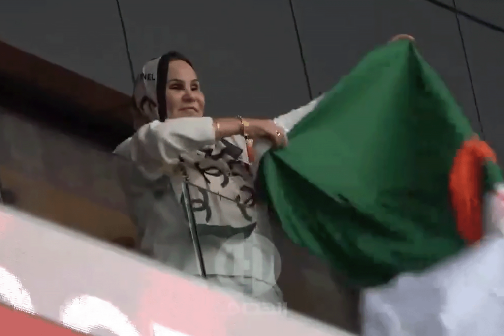 والدة رياض محرز تصبح رمزاً جماهيرياً في كأس أفريقيا بالمغرب