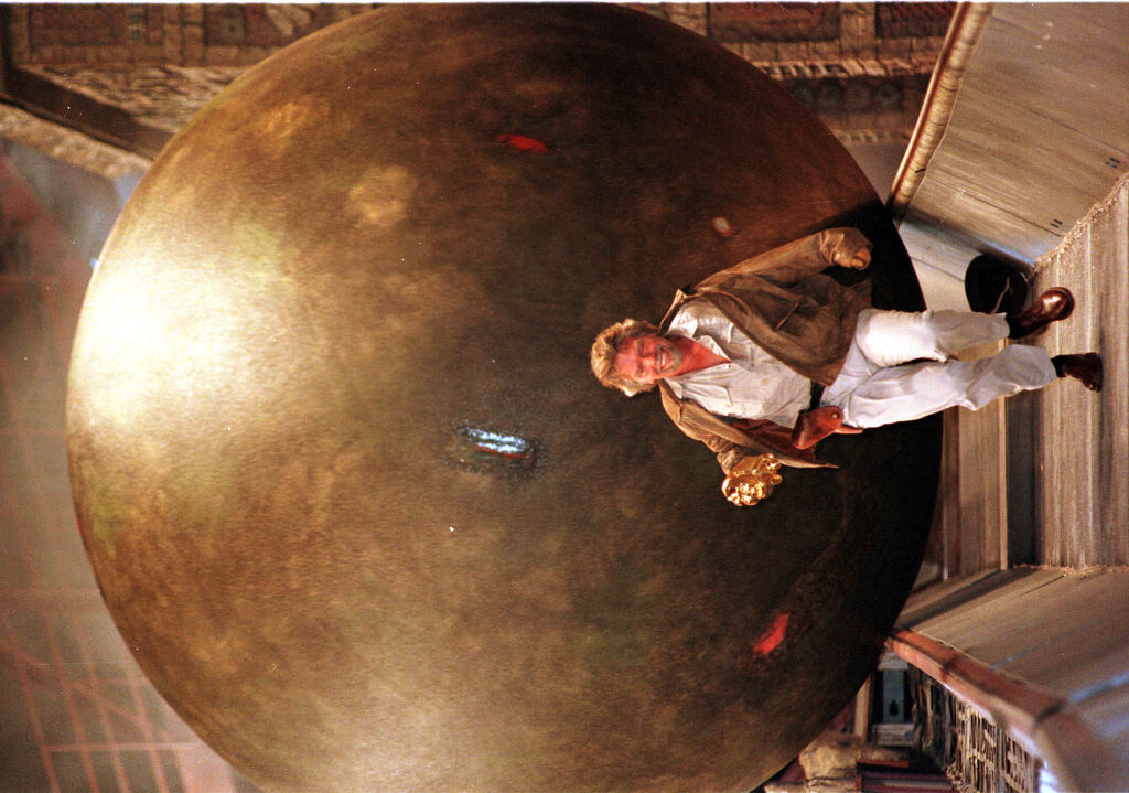 إصابة موظف في “ديزني” أثناء منعه صخرة من الوصول إلى الجمهور (فيديو)