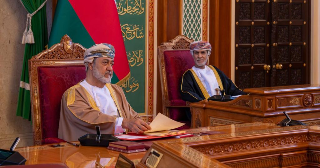 سلطان عُمان يوجه بمعالجة تأثيرات منصات التواصل على المجتمع