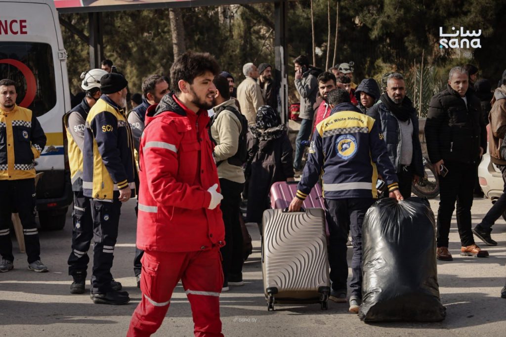 الدفاع المدني السوري يساعد النازحين من حي الشيخ مقصود في حلب (صور)