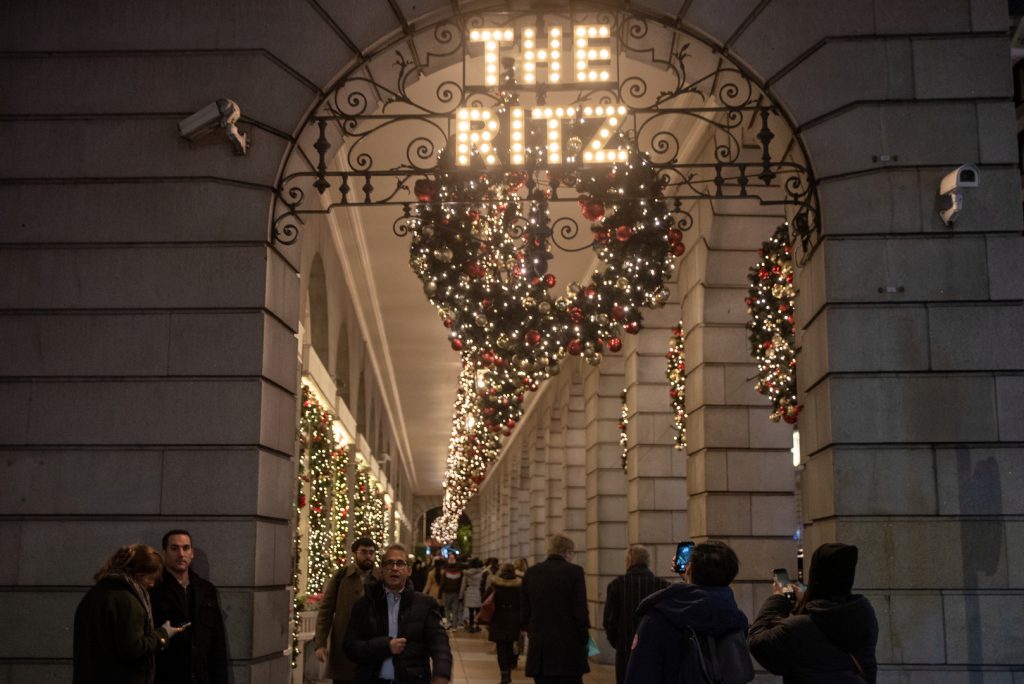 فأر على مائدة الخمس نجوم.. واقعة محرجة بفندق شهير في لندن (فيديو)