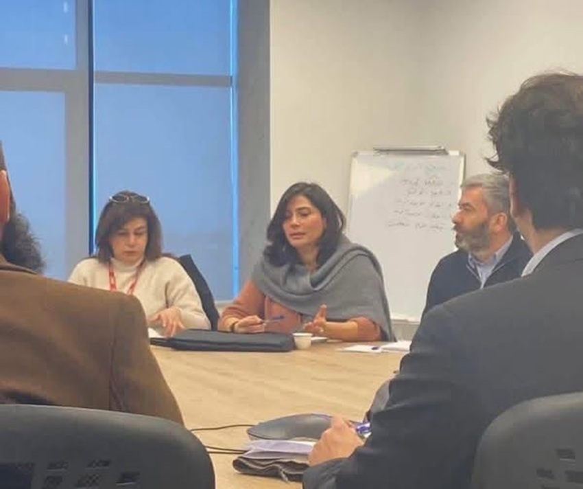 سوريا.. صورة لابنة آصف شوكت في “اجتماع وزاري” تثير ضجة