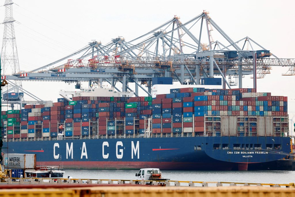 مجموعة فرنسية للشحن البحري تقلص رحلاتها عبر قناة السويس