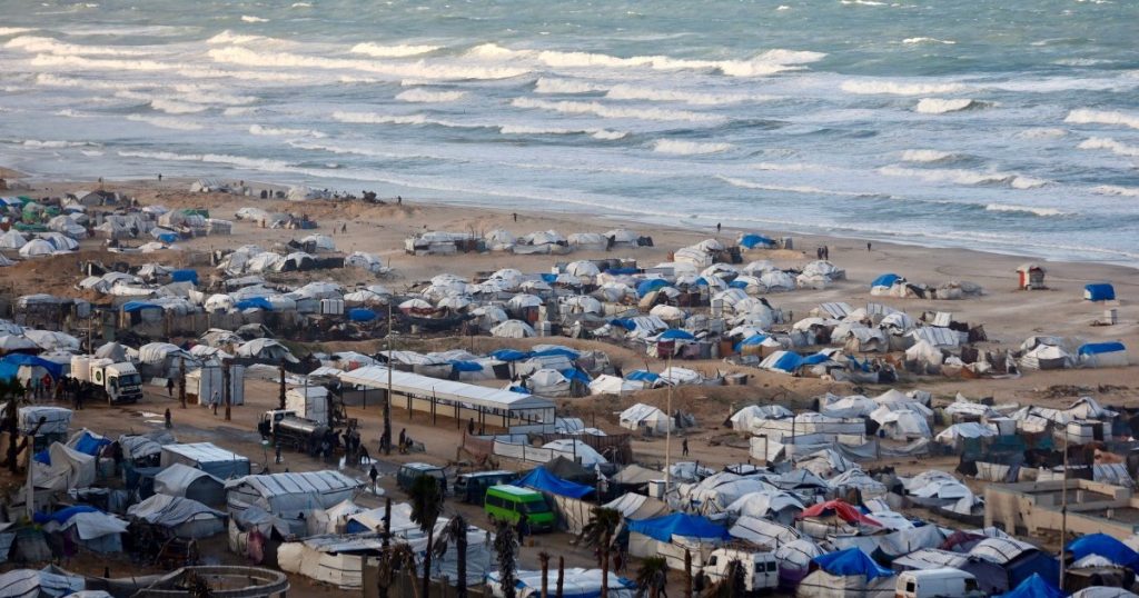 غارديان: الخيام المقدمة للنازحين غير ملائمة لشتاء غزة