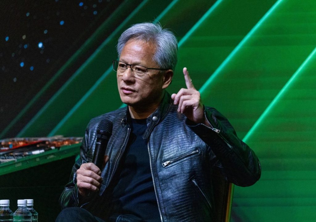 رئيس إنفيديا يشرح لماذا لن يقضي الذكاء الاصطناعي على الوظائف