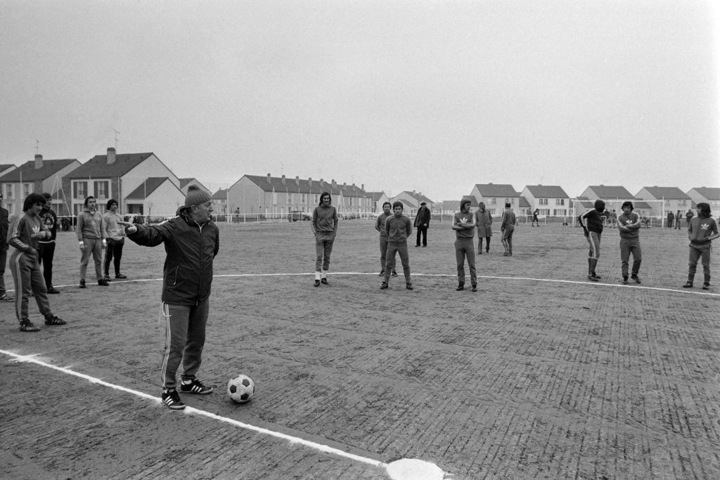 وثائق سرية تفضح الماضي الجاسوسي لمدرب أياكس السابق