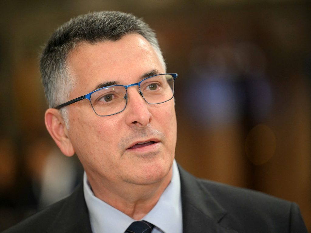 جدعون ساعر يهاجم الجزيرة بسبب تغطيتها داخل إيران