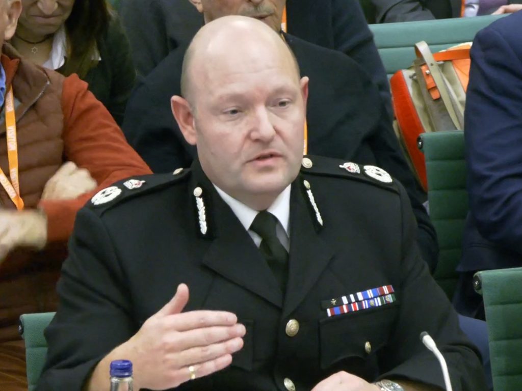 استقالة قائد الشرطة البريطانية بسبب جماهير مكابي تل أبيب